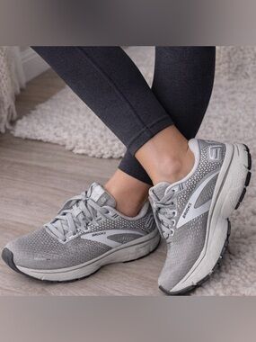 Brooks Ghost 14 Women’s Size 7 Gray Running Shoes Athletic Sneakers EUC